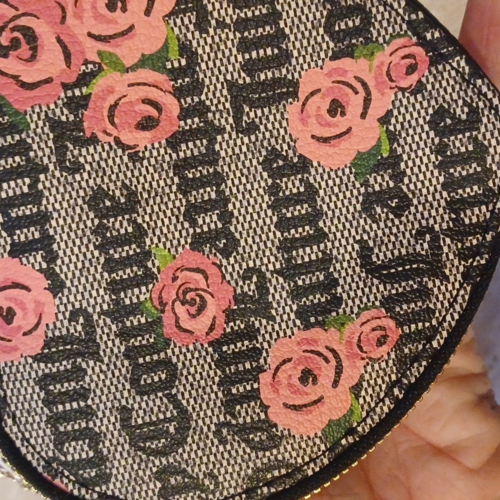 Juicy Couture Rosebud Heart Zipper Wristlet - Picture 5 of 6